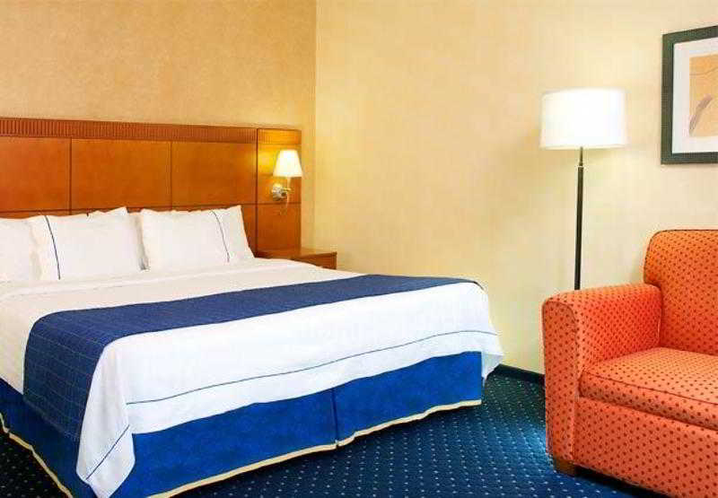 Отель Courtyard By Marriott Norwalk
