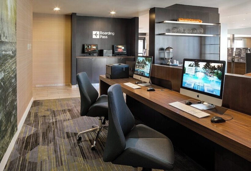 هتل Courtyard By Marriott Phoenix Airport