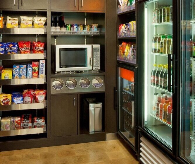 هتل Courtyard By Marriott Phoenix Airport