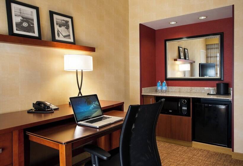 هتل Courtyard By Marriott Phoenix Airport