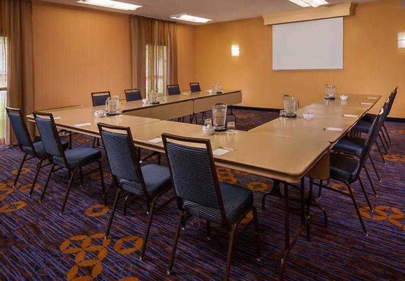 Отель Courtyard By Marriott Richmond West