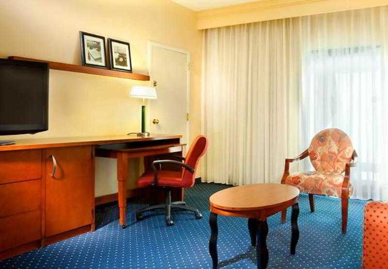 Отель Courtyard By Marriott Richmond West