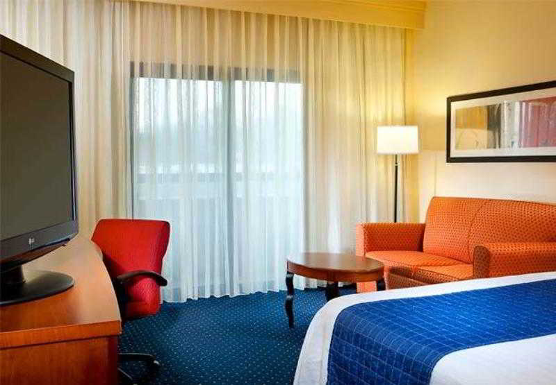 Отель Courtyard By Marriott Richmond West