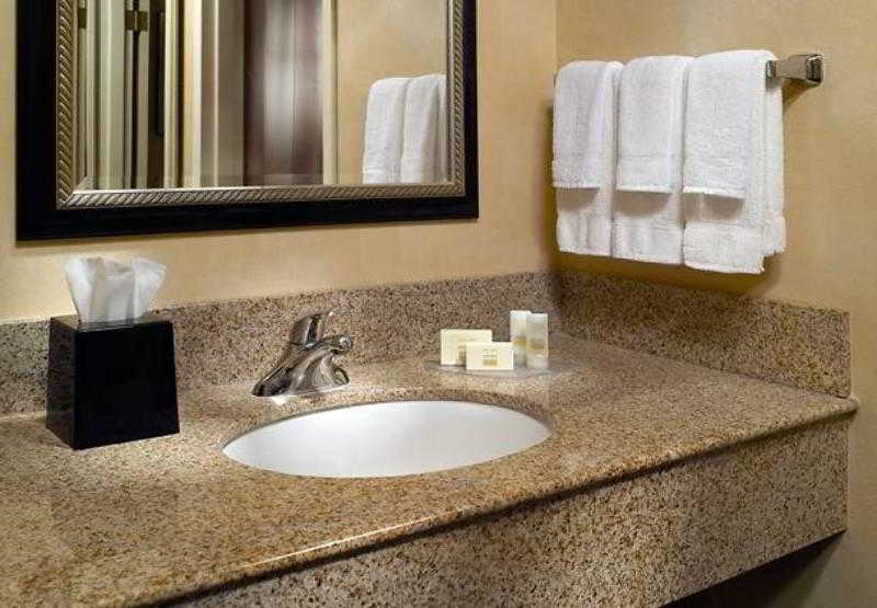 בית מלון כפרי Courtyard By Marriott Savannah Midtown