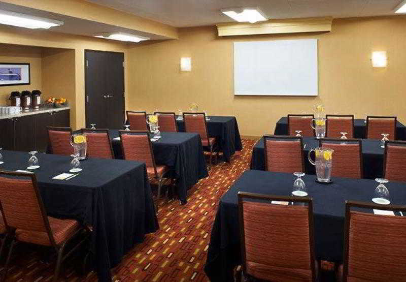 Отель Courtyard Toledo Airport Holland