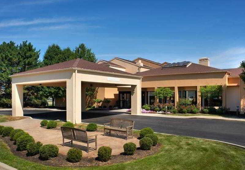 Отель Courtyard Toledo Airport Holland