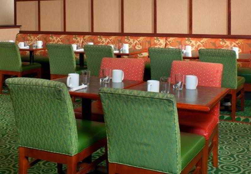 Отель Courtyard Toledo Airport Holland