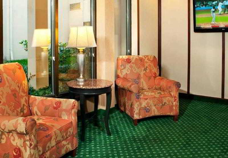 Отель Courtyard Toledo Airport Holland