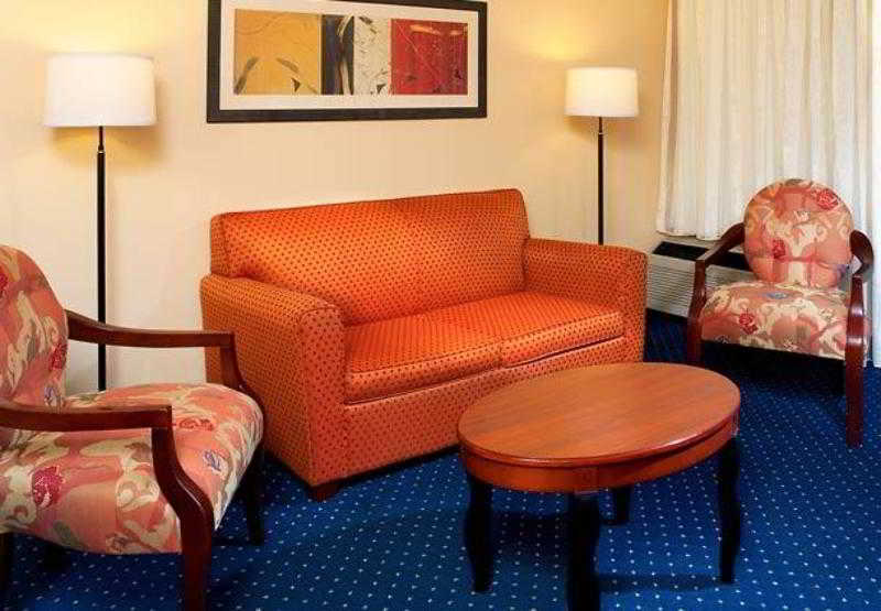 Отель Courtyard Toledo Airport Holland