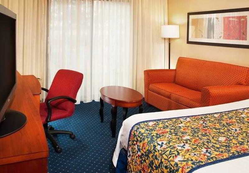 Отель Courtyard Toledo Airport Holland