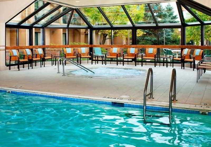 Отель Courtyard Toledo Airport Holland