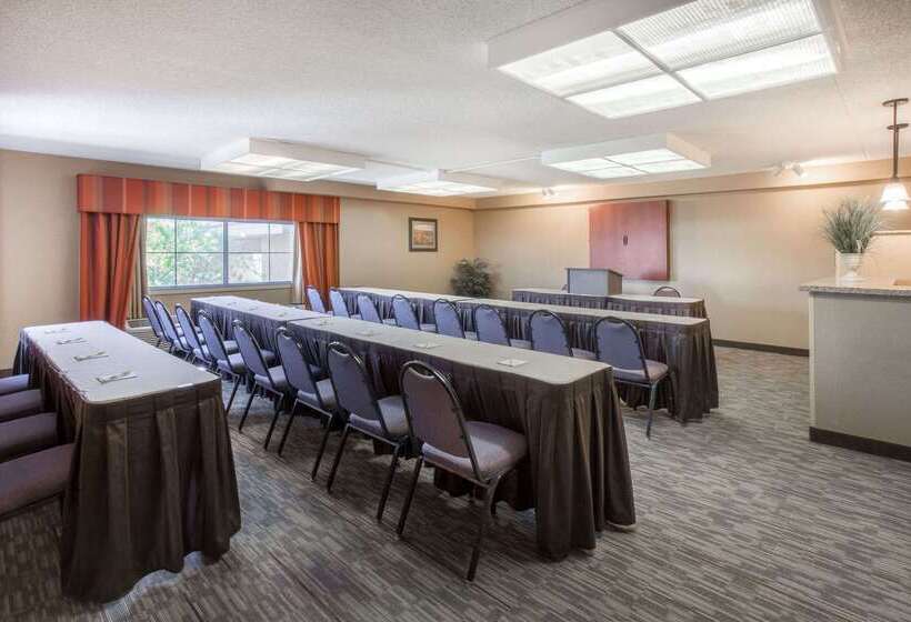 هتل Days Inn & Suites By Wyndham Mesa Near Phoenix