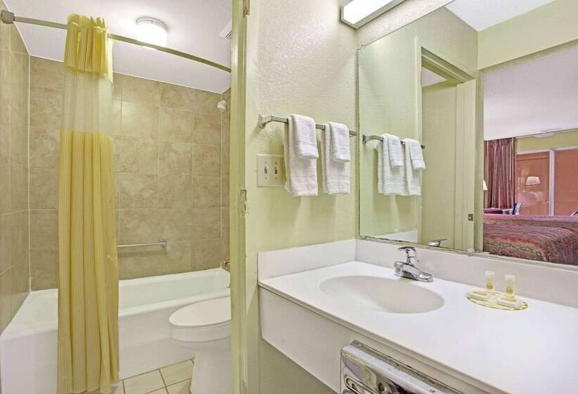 فندق Days Inn By Wyndham Benson