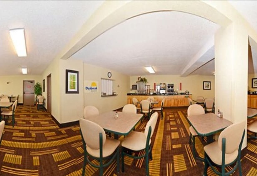 בית מלון כפרי Days Inn By Wyndham Bismarck