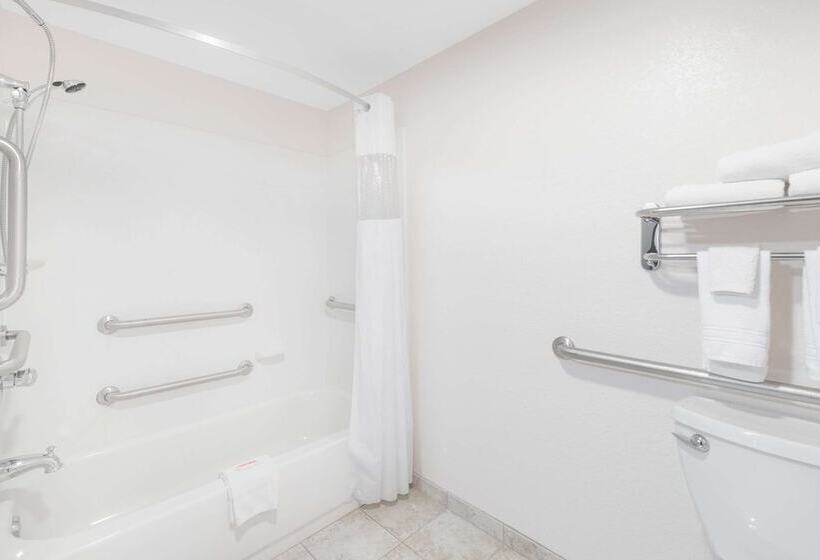 בית מלון כפרי Days Inn By Wyndham Bismarck