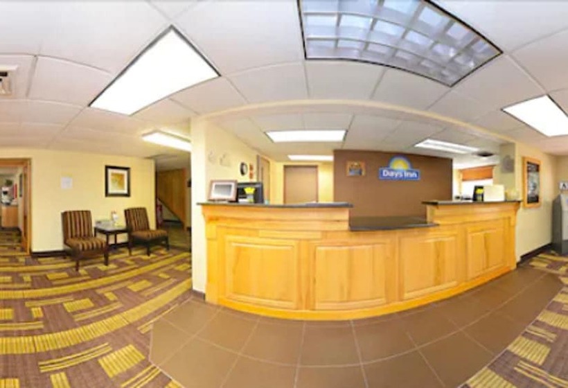 בית מלון כפרי Days Inn By Wyndham Bismarck