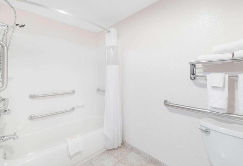 בית מלון כפרי Days Inn By Wyndham Bismarck