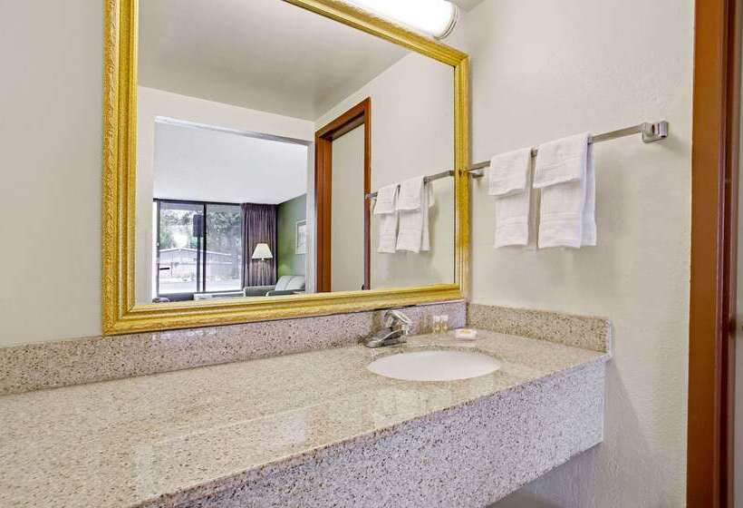 酒店 Days Inn By Wyndham Bradenton  Near The Gulf