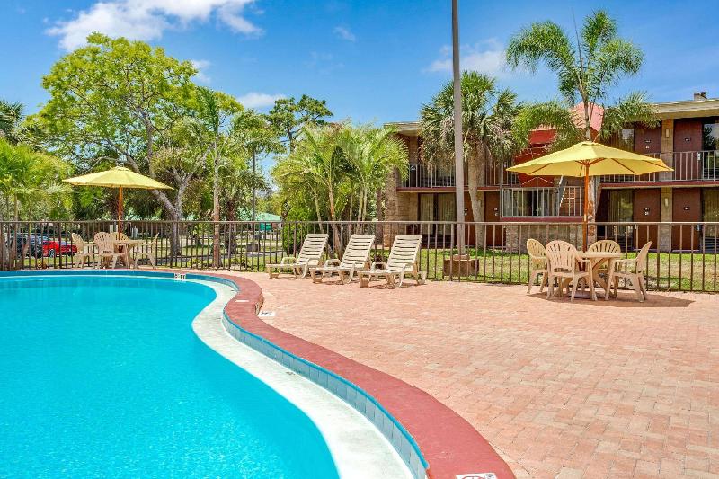 酒店 Days Inn By Wyndham Bradenton  Near The Gulf