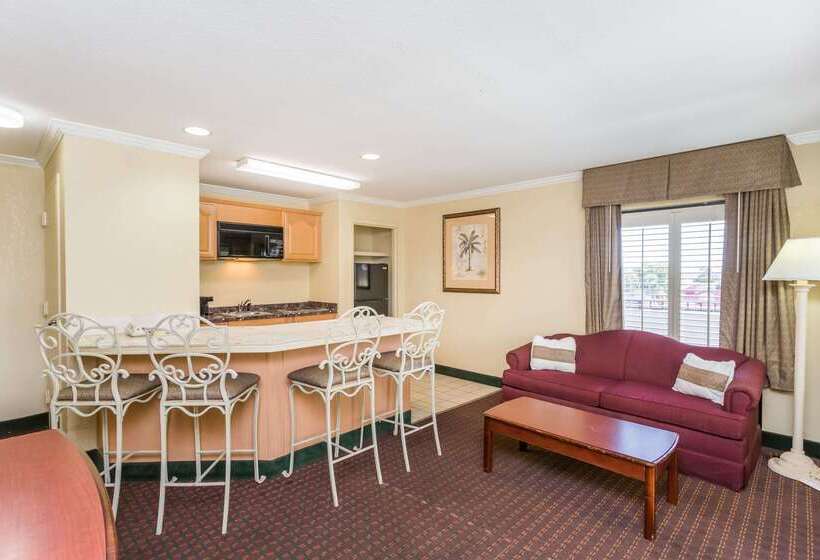 Отель Days Inn By Wyndham Destin