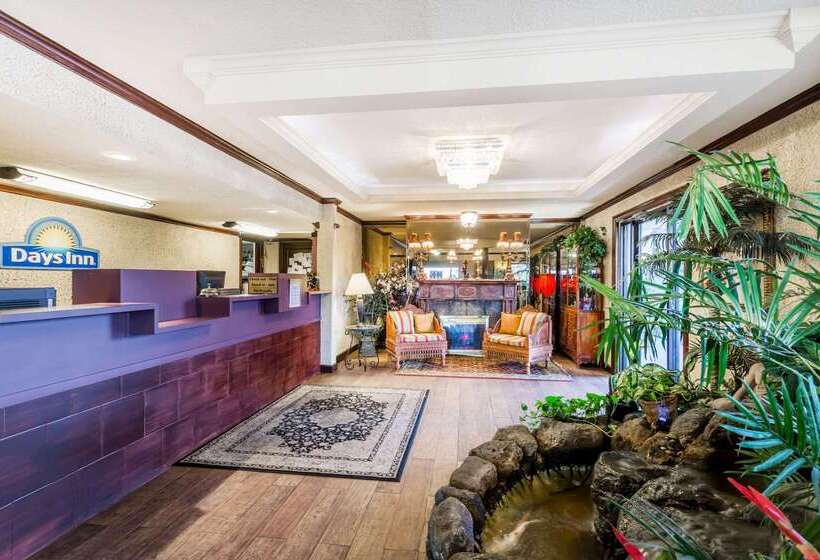 Отель Days Inn By Wyndham Destin