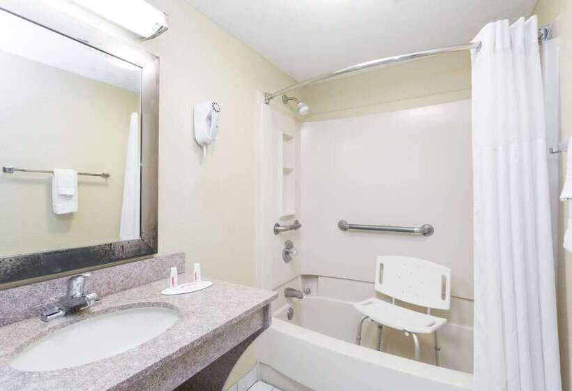 Отель Days Inn By Wyndham Destin