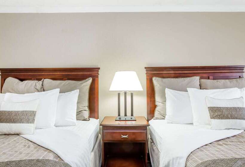 Отель Days Inn By Wyndham Destin