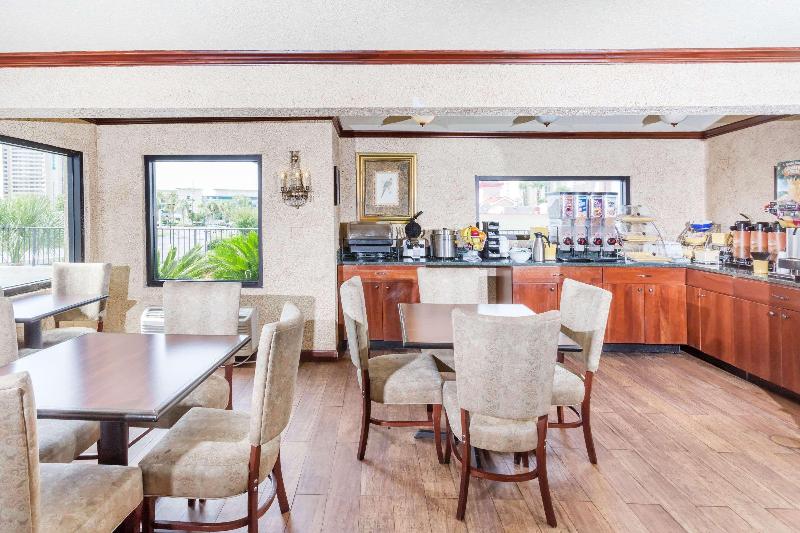 Отель Days Inn By Wyndham Destin