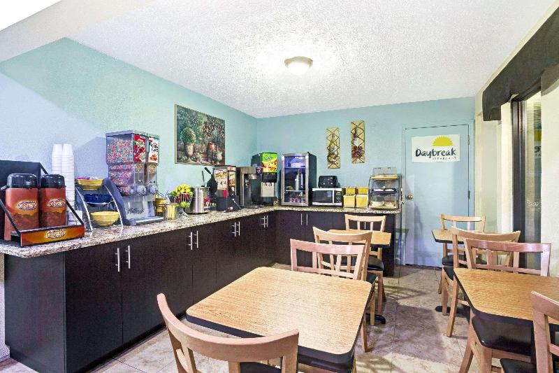 בית מלון כפרי Days Inn By Wyndham Douglasville Atlanta Fairburn Road