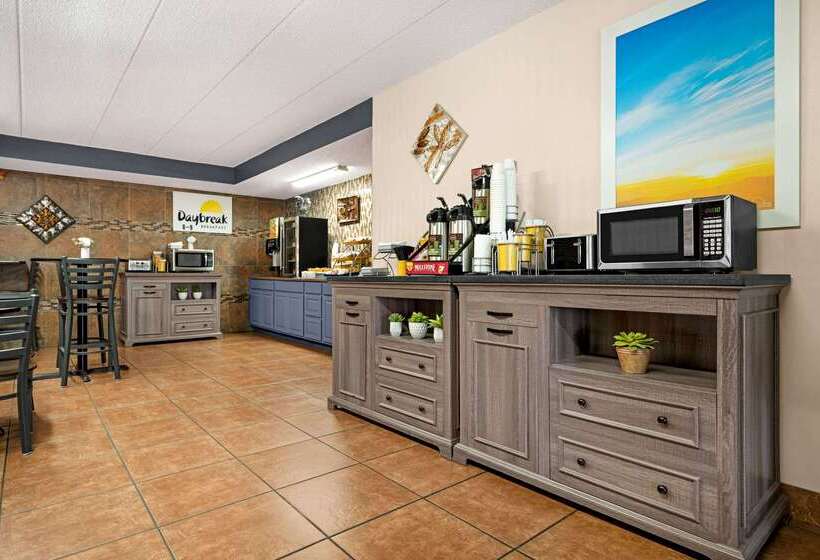 호텔 Days Inn By Wyndham Fort Collins