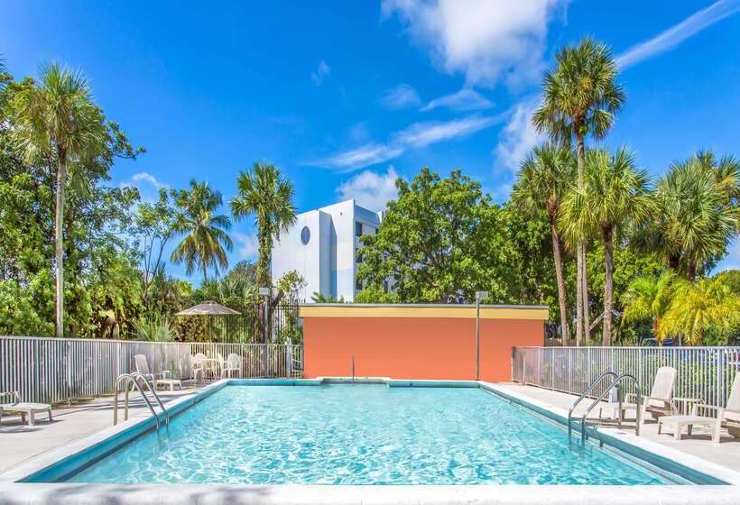 هتل Days Inn By Wyndham Fort Lauderdale Airport Cruise Port