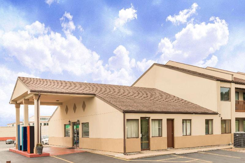 בית מלון כפרי Days Inn By Wyndham Hannibal