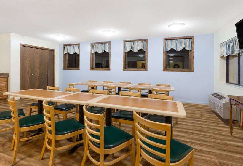 בית מלון כפרי Days Inn By Wyndham Iron Mountain