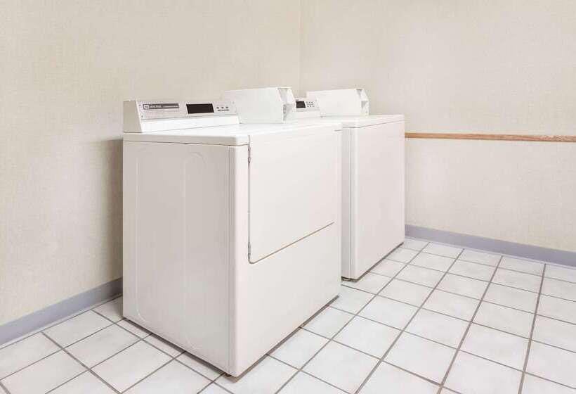 בית מלון כפרי Days Inn By Wyndham Iron Mountain