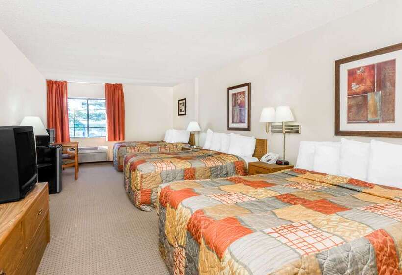 בית מלון כפרי Days Inn By Wyndham Iron Mountain