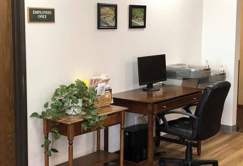 בית מלון כפרי Days Inn By Wyndham Iron Mountain