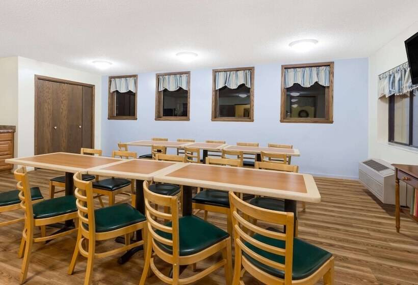 בית מלון כפרי Days Inn By Wyndham Iron Mountain