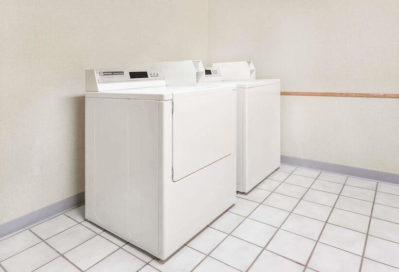 בית מלון כפרי Days Inn By Wyndham Iron Mountain