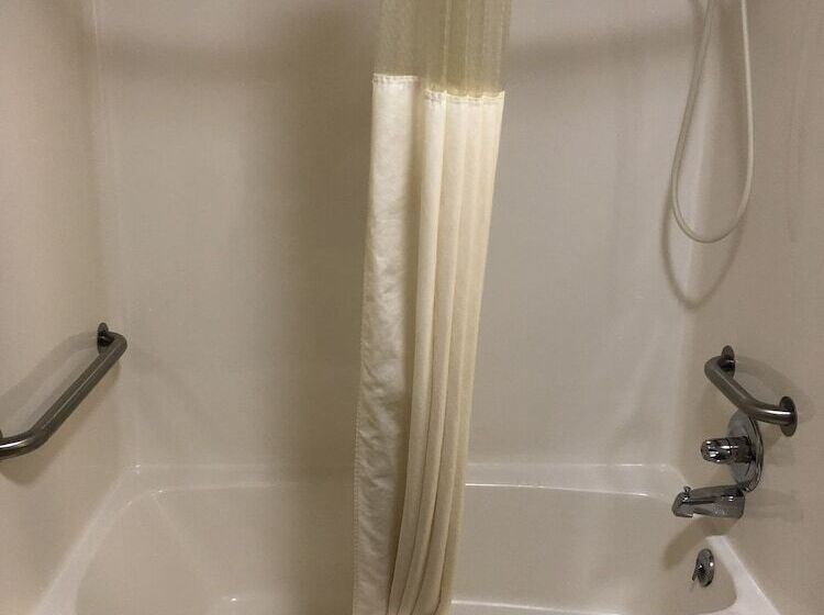 בית מלון כפרי Days Inn By Wyndham Iron Mountain