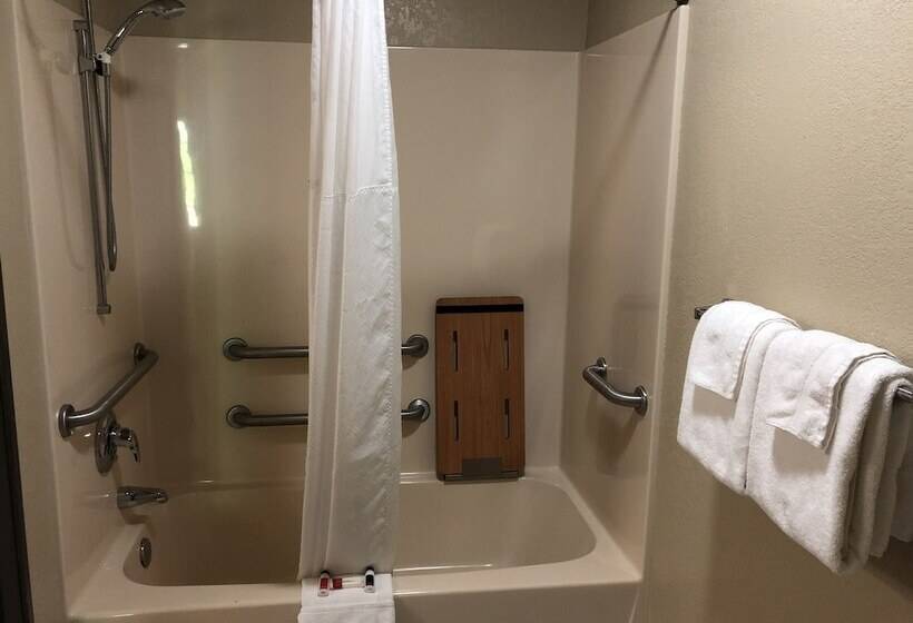 בית מלון כפרי Days Inn By Wyndham Iron Mountain