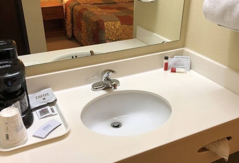 בית מלון כפרי Days Inn By Wyndham Iron Mountain