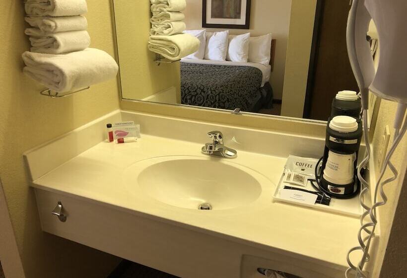 בית מלון כפרי Days Inn By Wyndham Iron Mountain