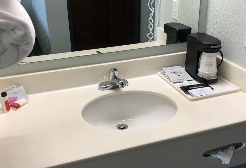 בית מלון כפרי Days Inn By Wyndham Iron Mountain