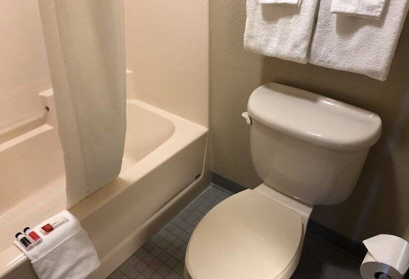 בית מלון כפרי Days Inn By Wyndham Iron Mountain