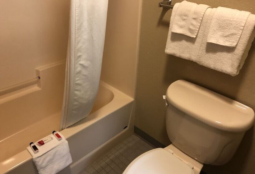 בית מלון כפרי Days Inn By Wyndham Iron Mountain