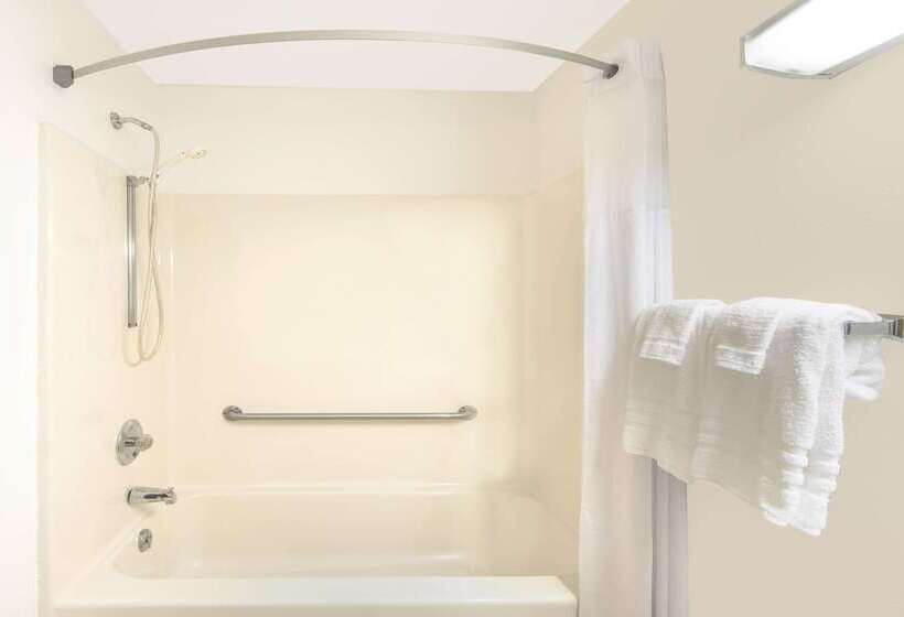 فندق Days Inn By Wyndham Kingdom City