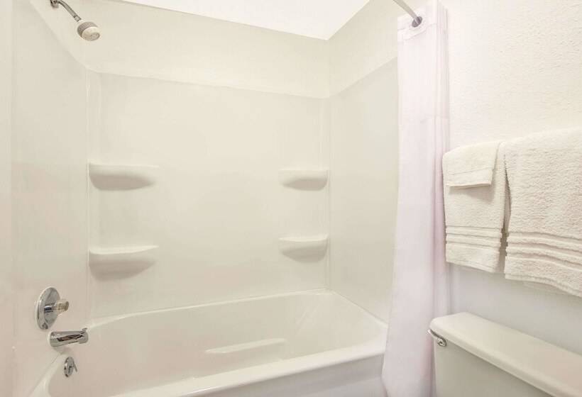 فندق Days Inn By Wyndham Kingdom City