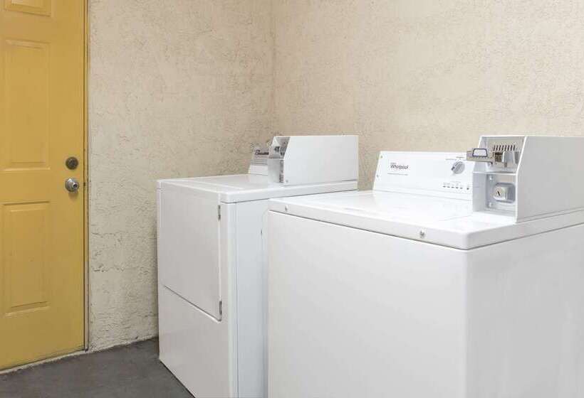 호텔 Days Inn By Wyndham Kingman West