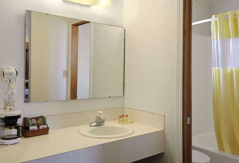 호텔 Days Inn By Wyndham Mackinaw City  Lakeview