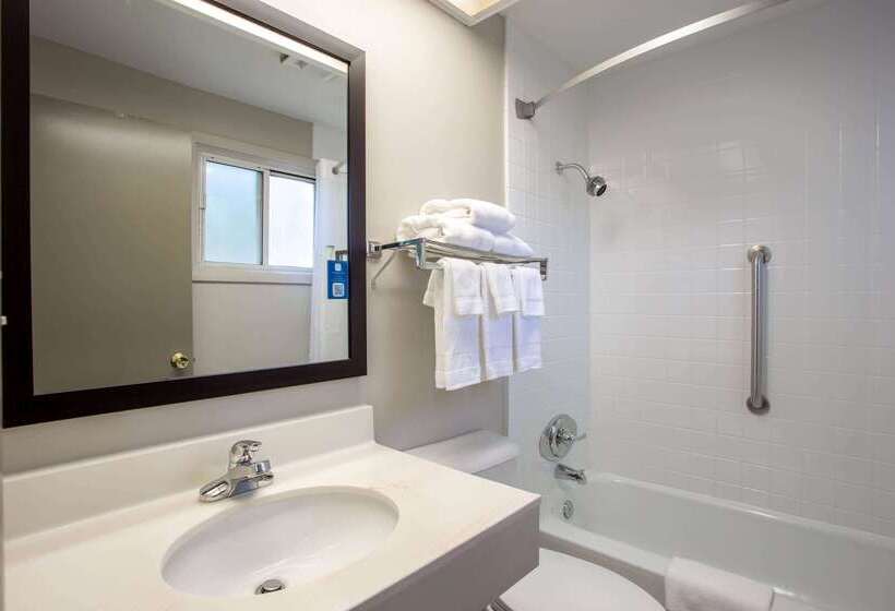 هتل Days Inn By Wyndham Marquette